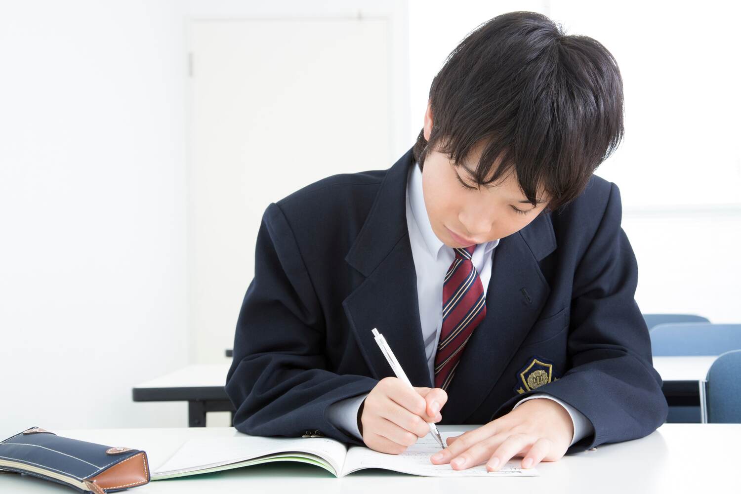 勉強している中学生