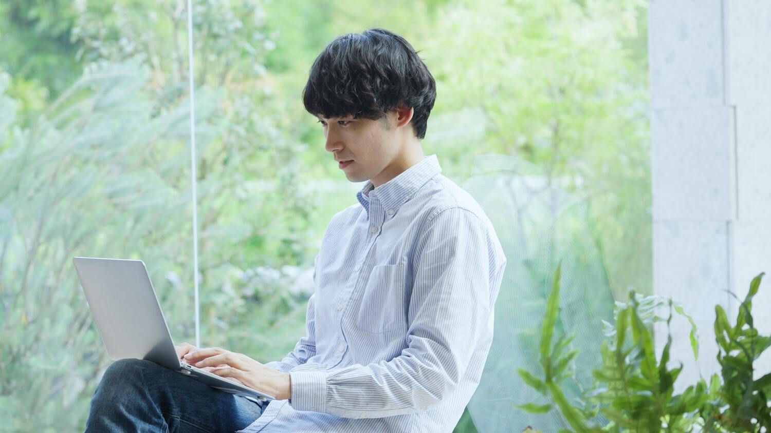勉強している大学生