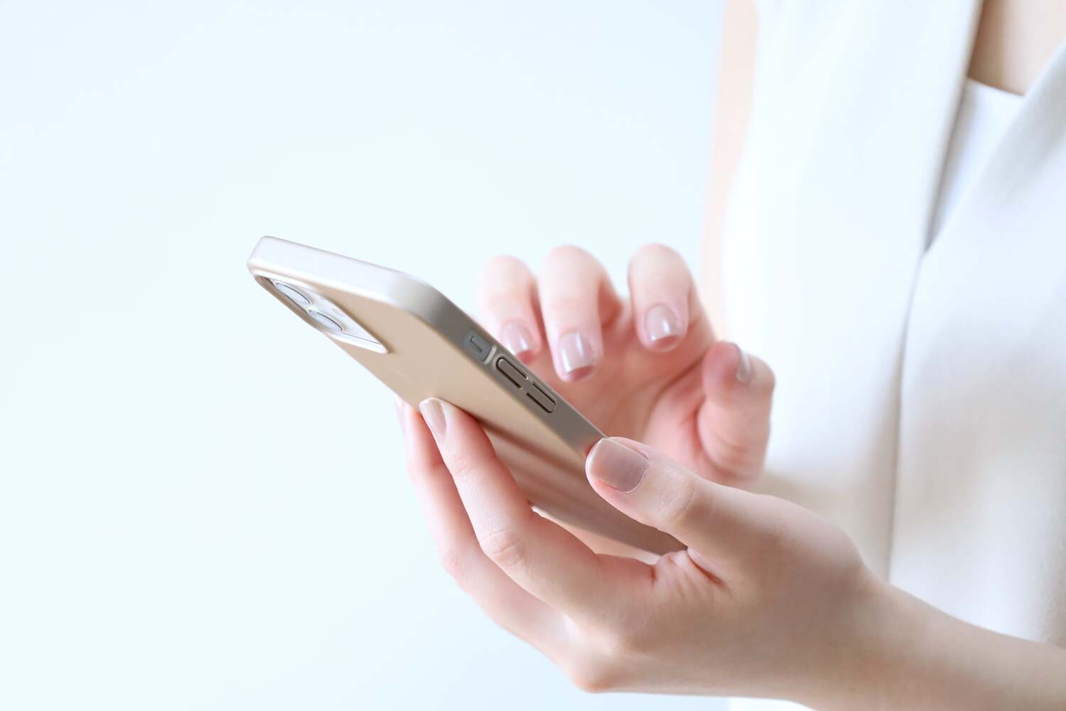 スマホでお問い合わせをしている様子